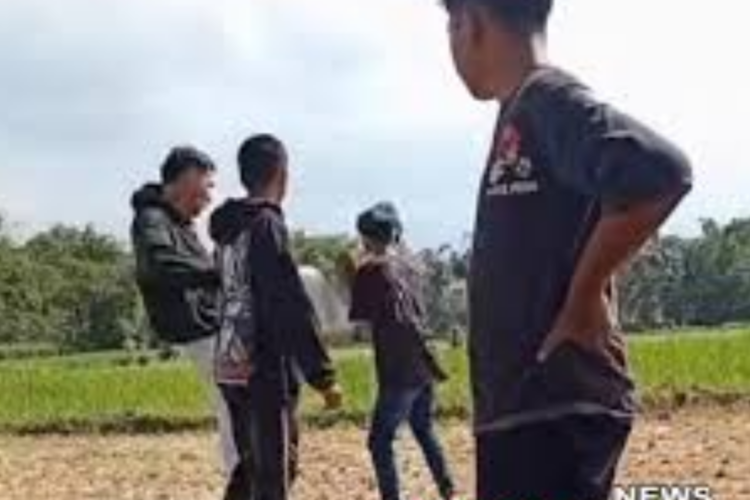 NGERI! Video Viral Dua Remaja Bondowoso Bully Temannya, Korban Ditendang Hingga Dipukuli Tanpa Perlawanan