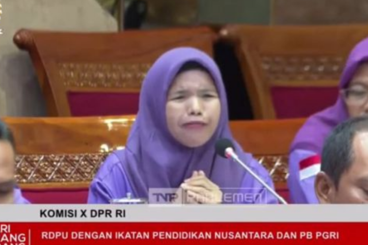 Guru Honorer R4 Menangis di Rapat DPR, Tak Masuk Database dan Keluhkan Gagal PPPK 2025
